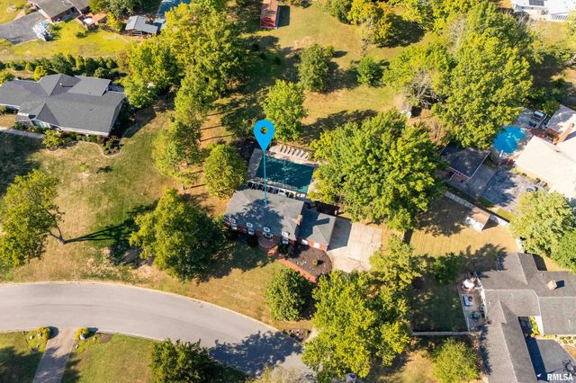 27 PINEWOOD Drive, Carbondale, IL 62901