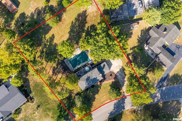 27 PINEWOOD Drive, Carbondale, IL 62901