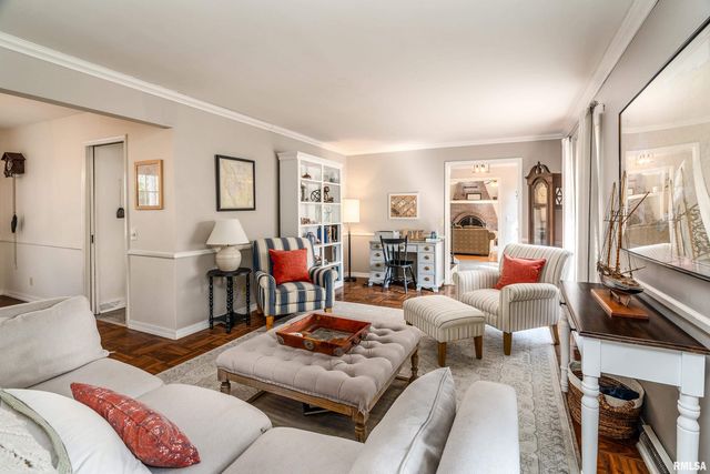 27 PINEWOOD Drive, Carbondale, IL 62901