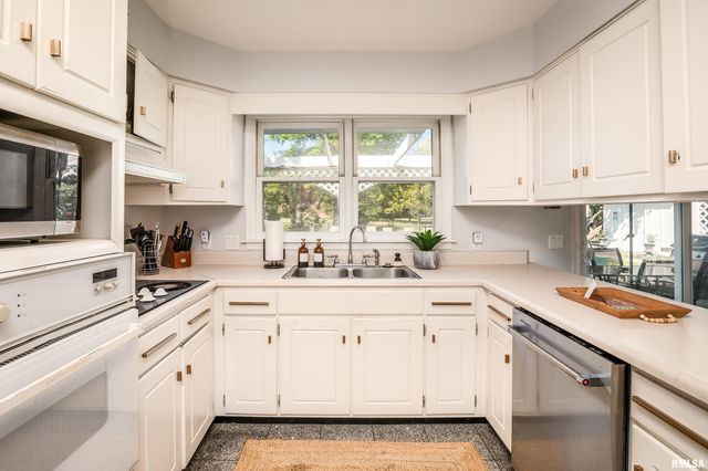 27 PINEWOOD Drive, Carbondale, IL 62901