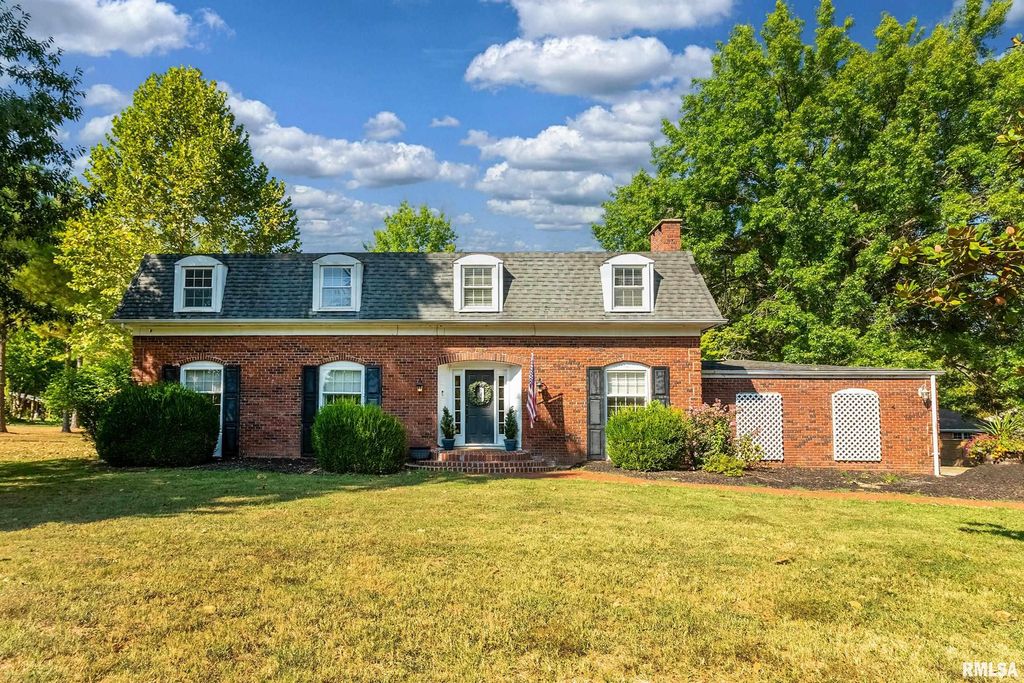 27 PINEWOOD Drive, Carbondale, IL 62901