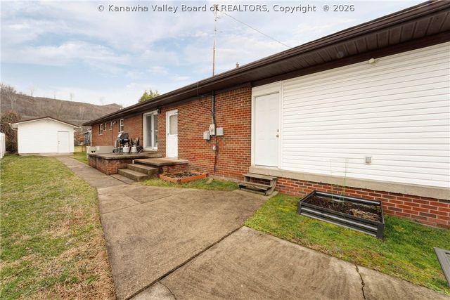 4 Erwin Drive, Nitro, WV 25143