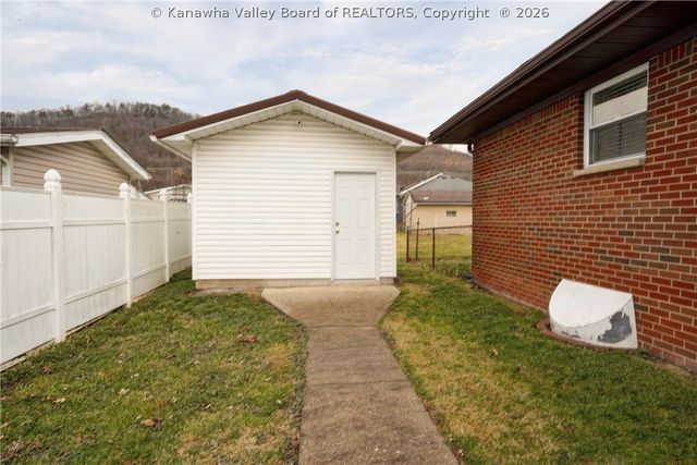 4 Erwin Drive, Nitro, WV 25143