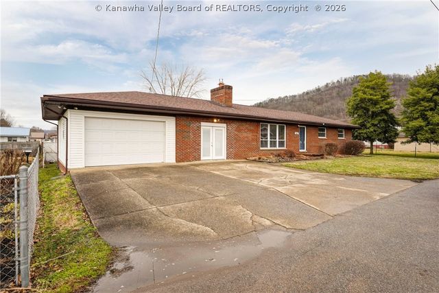 4 Erwin Drive, Nitro, WV 25143