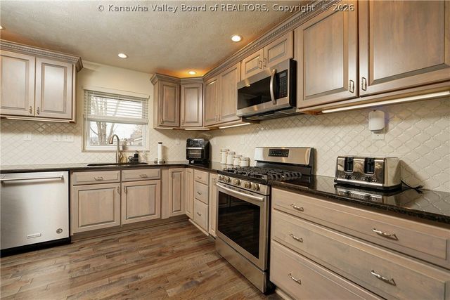 4 Erwin Drive, Nitro, WV 25143