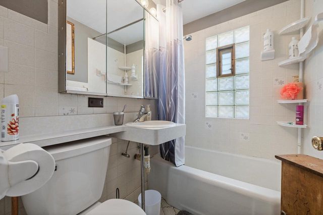 2871 S 85th STREET, West Allis, WI 53227