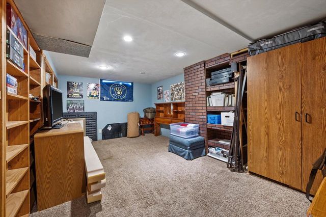 2871 S 85th STREET, West Allis, WI 53227