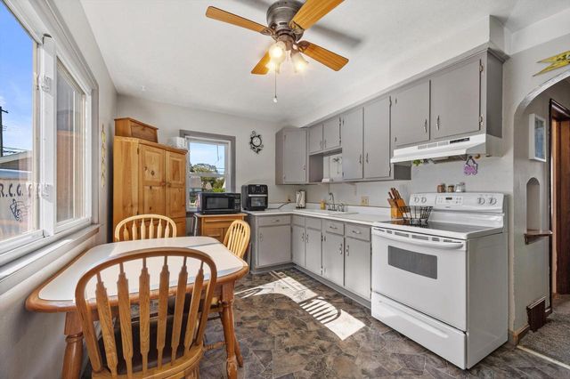 2871 S 85th STREET, West Allis, WI 53227