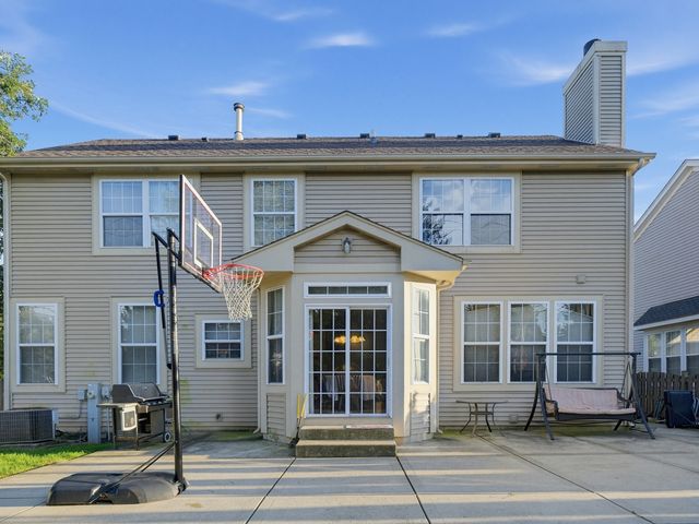 18499 W Springwood Drive, Grayslake, IL 60030