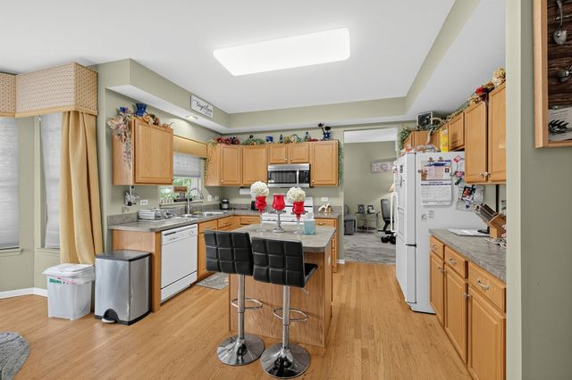18499 W Springwood Drive, Grayslake, IL 60030