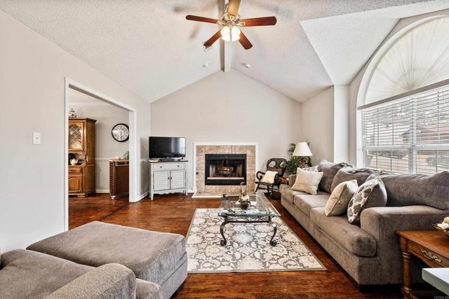 60 Vantage Drive, Maumelle, AR 72113