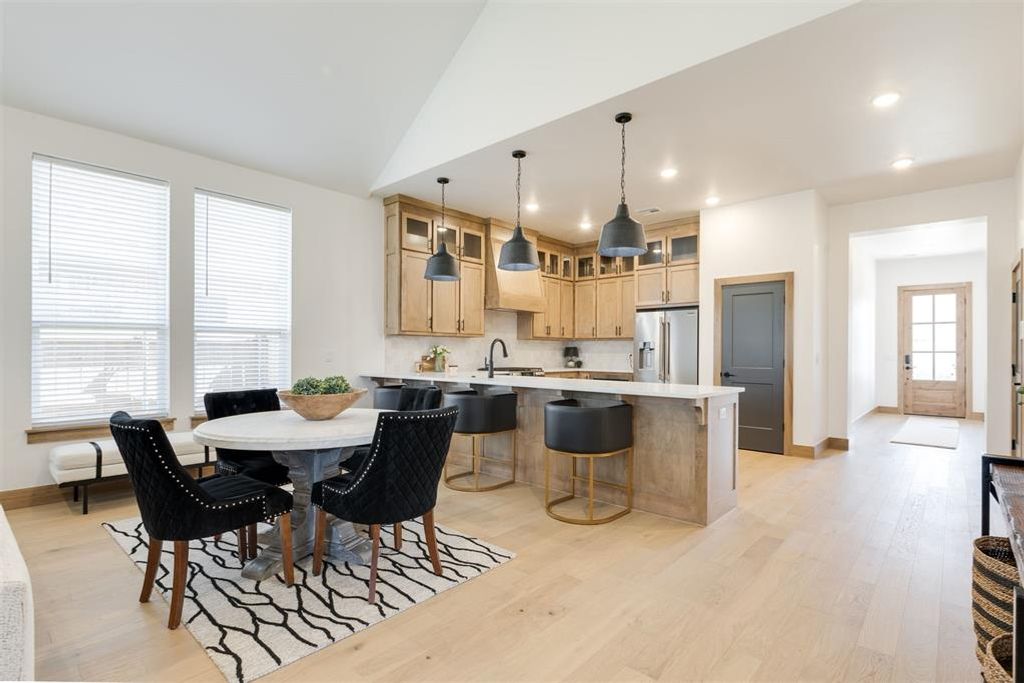 Image 21 of property listing at 16221 Blackberry Farm Road, Edmond, OK 73013