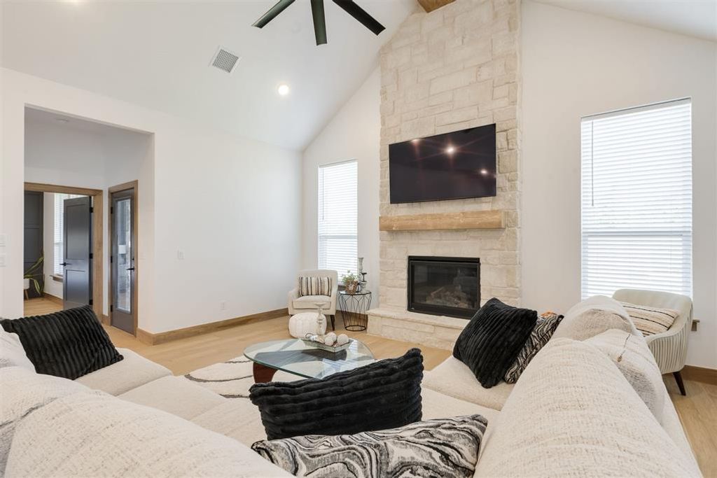 Image 23 of property listing at 16221 Blackberry Farm Road, Edmond, OK 73013