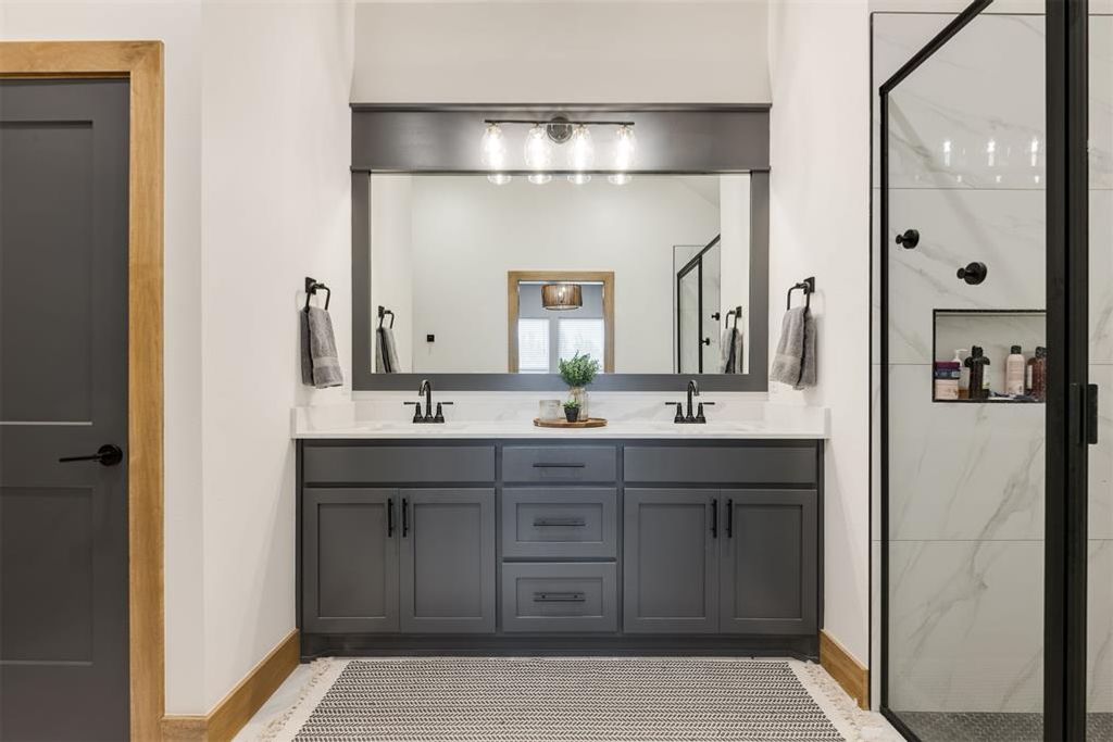 Image 30 of property listing at 16221 Blackberry Farm Road, Edmond, OK 73013