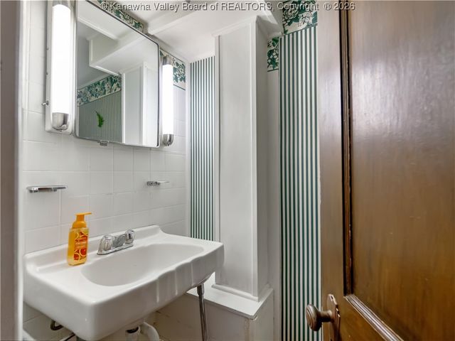 1010 Forest Road, Charleston, WV 25314