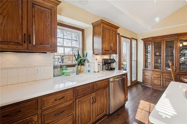 716 Adams Drive, Lee's Summit, MO 64086