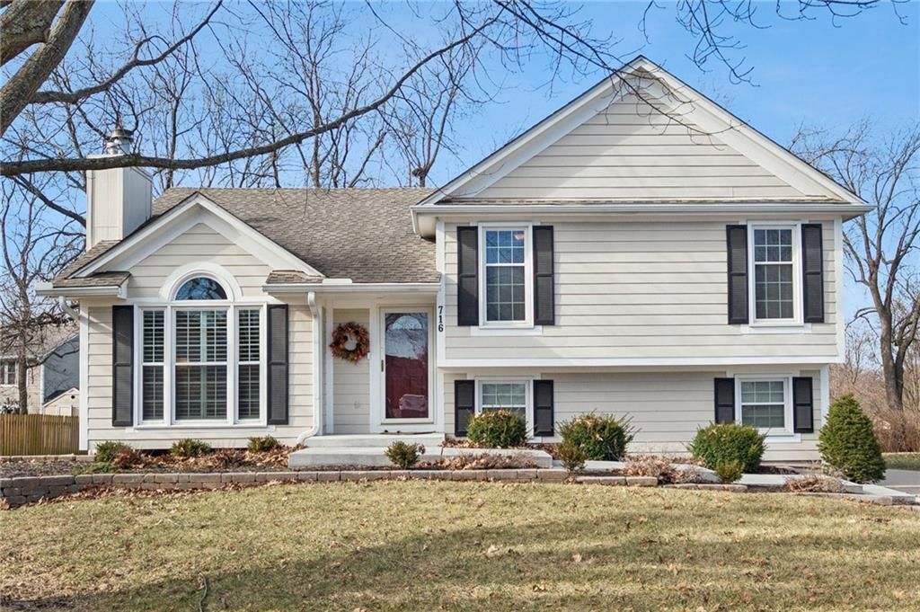 716 Adams Drive, Lee's Summit, MO 64086