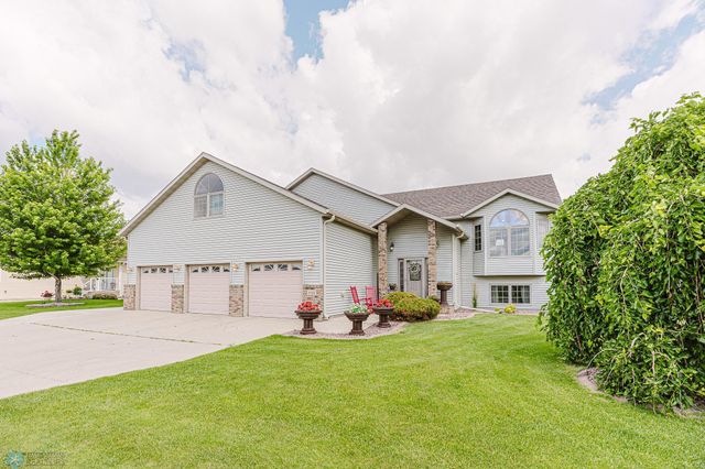 5501 Farmstead Court S, Fargo, ND 58104