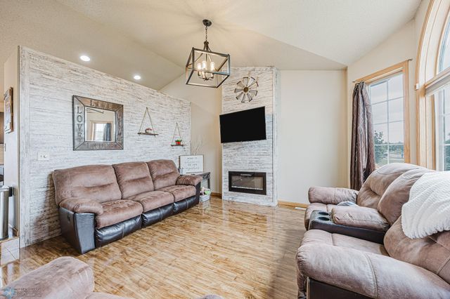 5501 Farmstead Court S, Fargo, ND 58104