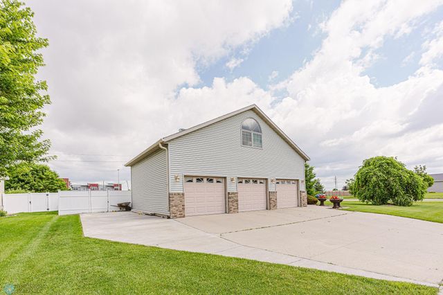 5501 Farmstead Court S, Fargo, ND 58104