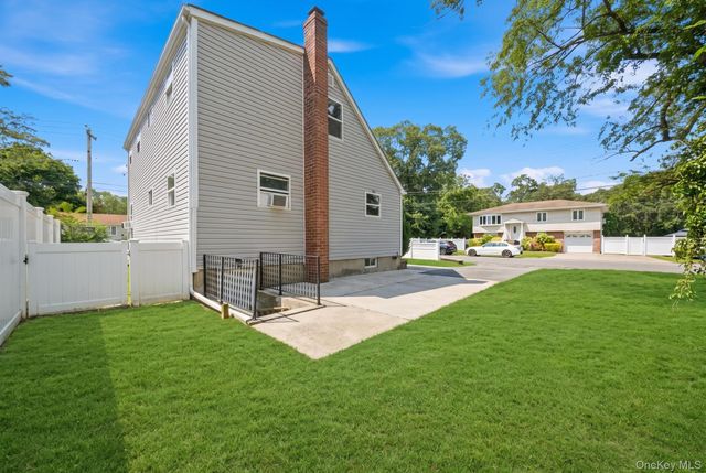 85 Schleigel Boulevard, South Farmingdale, NY 11735