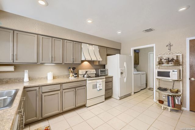 1703 Ashley Cir, San Antonio, TX 78232