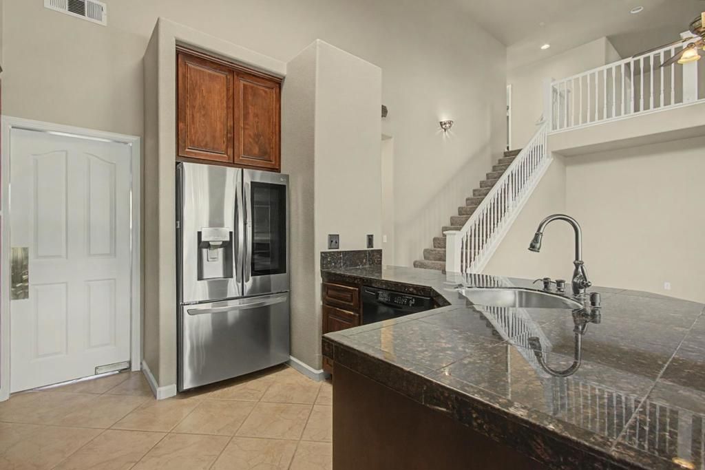 Image 10 of property listing at 1753 Mills, Los Banos, CA 93635