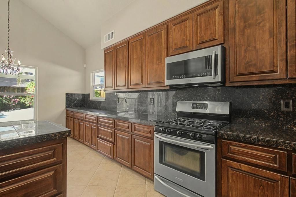 Image 7 of property listing at 1753 Mills, Los Banos, CA 93635