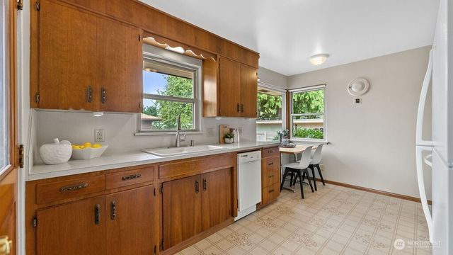 9533 14th Avenue NW, Seattle, WA 98117