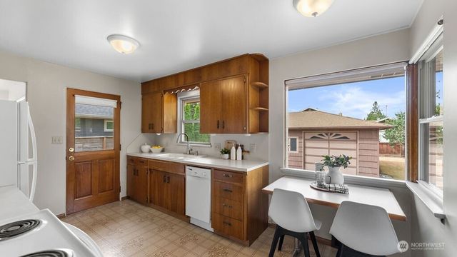 9533 14th Avenue NW, Seattle, WA 98117