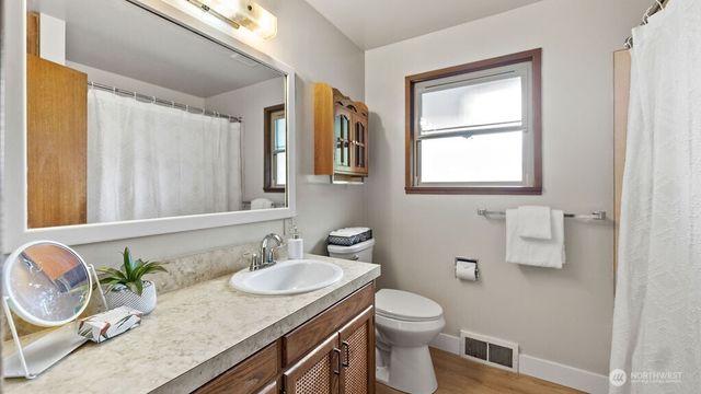 9533 14th Avenue NW, Seattle, WA 98117
