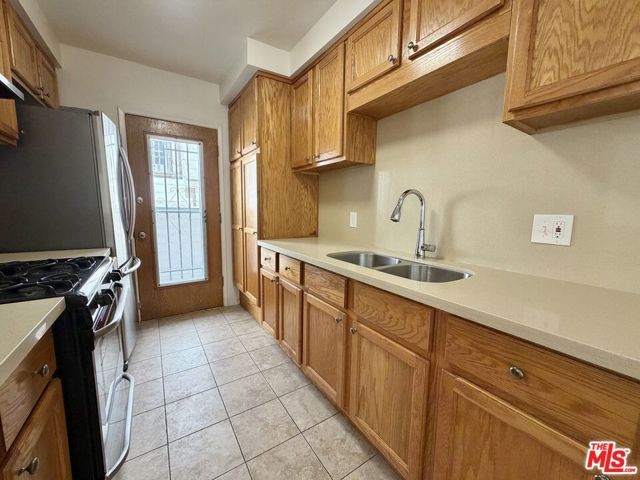 11727 Mayfield Avenue 2, Los Angeles, CA 90049