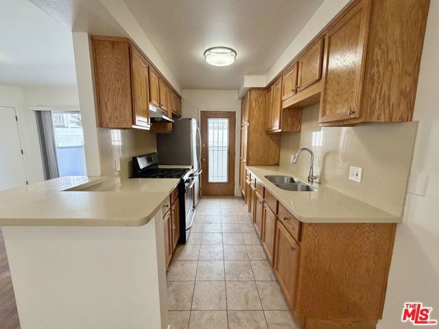 11727 Mayfield Avenue 2, Los Angeles, CA 90049