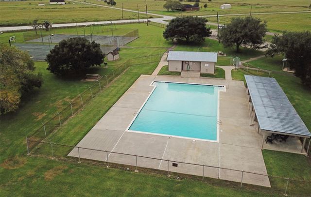 000 Lariat Court, Angleton, TX 77515