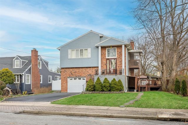 902 Linden Avenue, Westbury, NY 11590