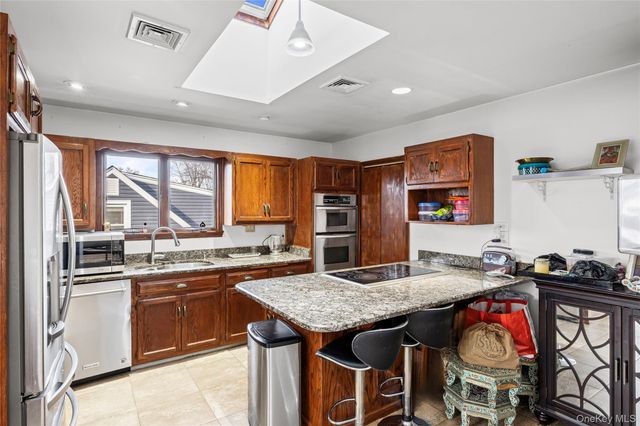 902 Linden Avenue, Westbury, NY 11590