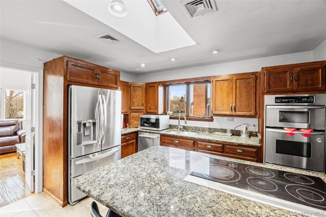 902 Linden Avenue, Westbury, NY 11590