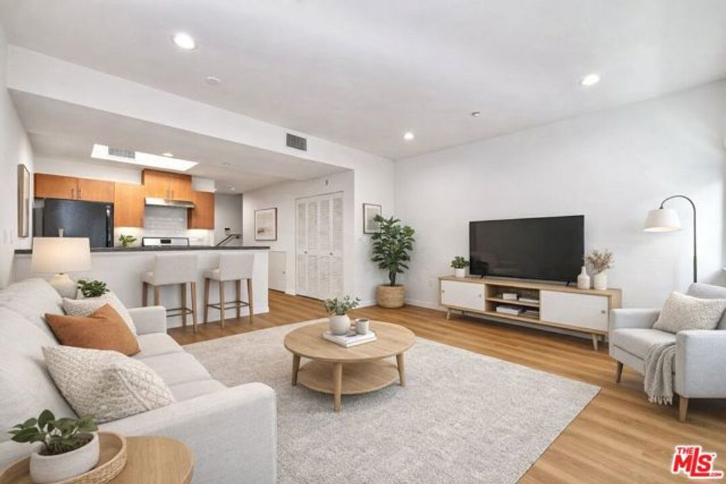 2864 Sunset Place 203, Los Angeles, CA 90005