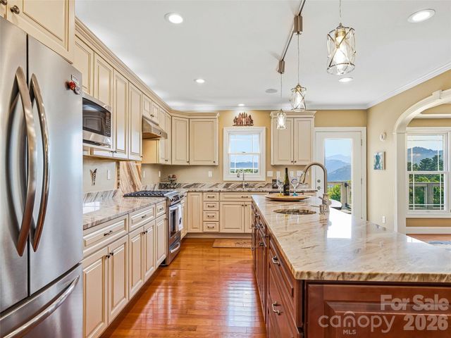 15 Patton Circle, Asheville, NC 28804