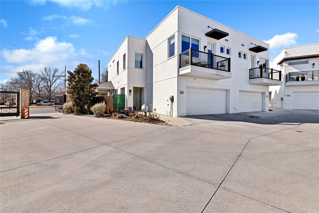 101 Crossroads Circle, Westworth Village, TX 76114