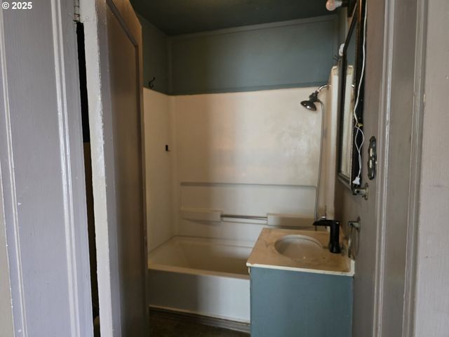 1414 Se MILL St, Roseburg, OR 97470
