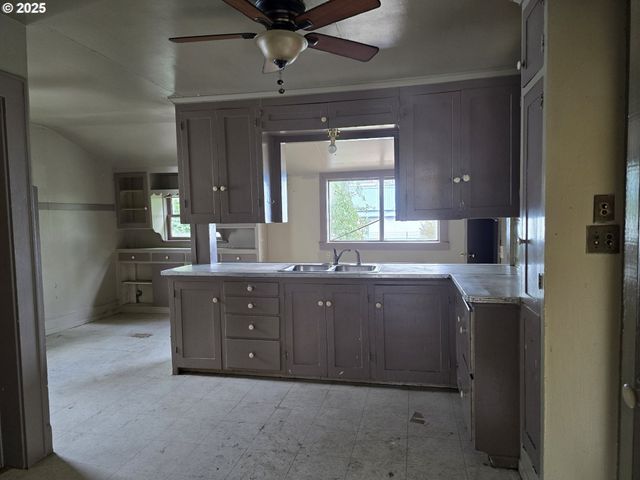 1414 Se MILL St, Roseburg, OR 97470