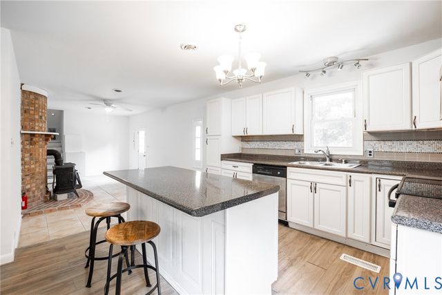 9016 Robin Rd, Disputanta, VA 23842