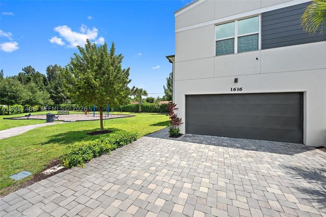 1616 Lindley St, Mangonia Park, FL 33407