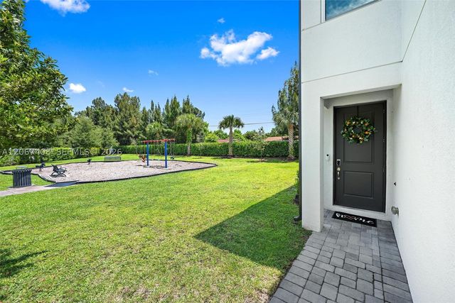 1616 Lindley St, Mangonia Park, FL 33407