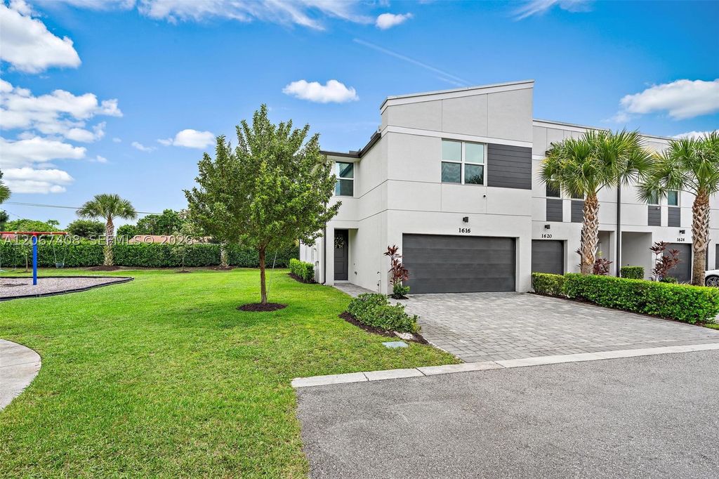 1616 Lindley St, Mangonia Park, FL 33407