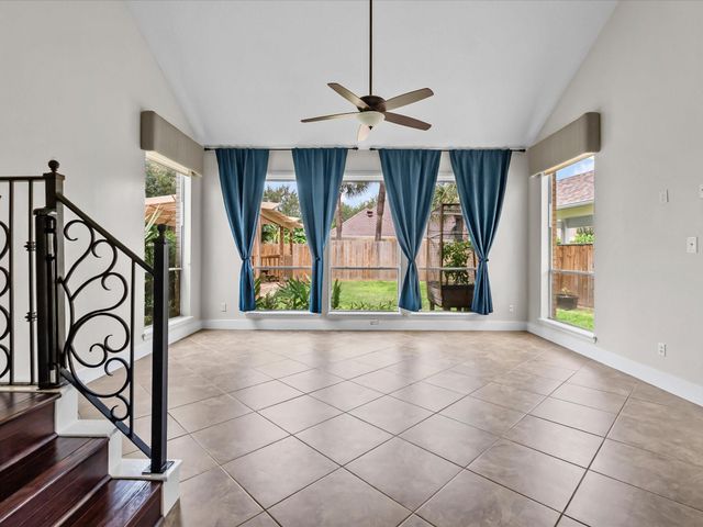 201 Lago Vista Street, Kemah, TX 77565
