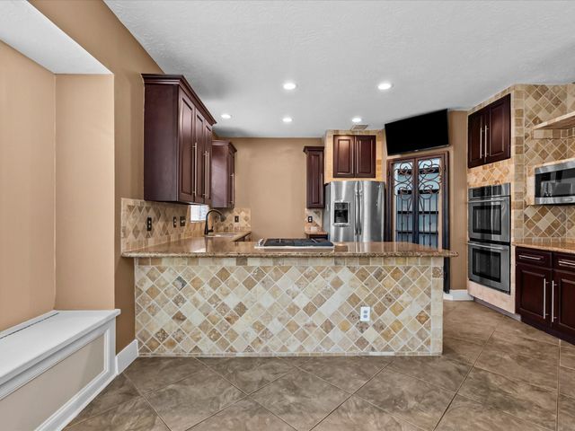 201 Lago Vista Street, Kemah, TX 77565