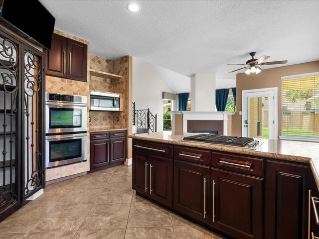 201 Lago Vista Street, Kemah, TX 77565