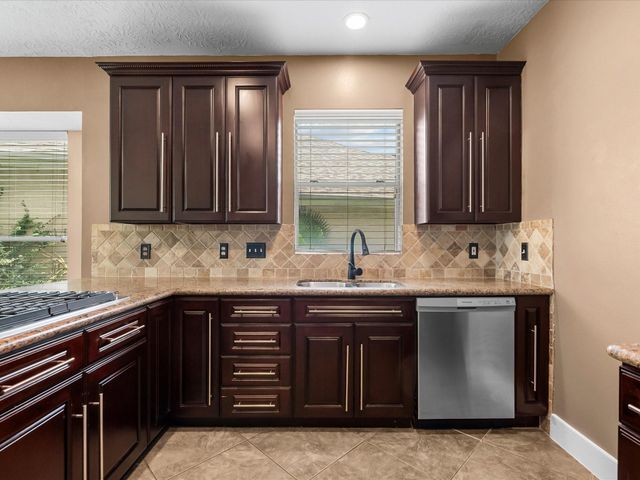 201 Lago Vista Street, Kemah, TX 77565